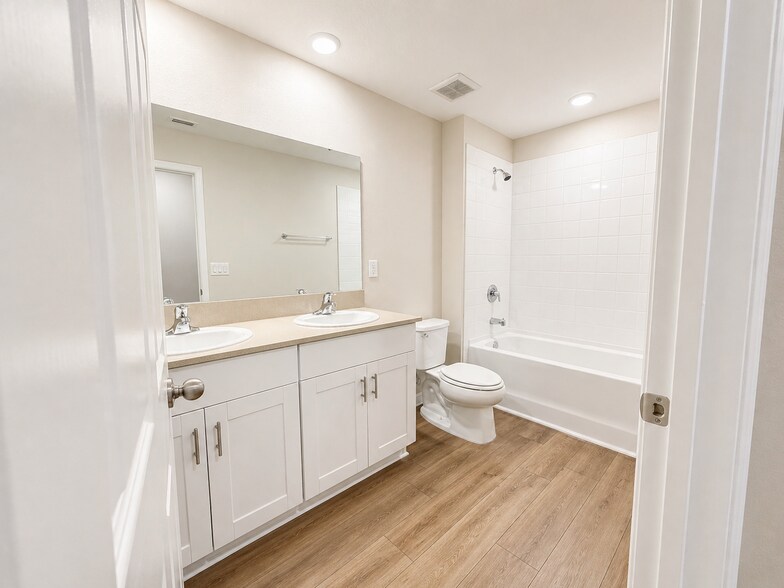 Building Photo - 1305 Current Pl