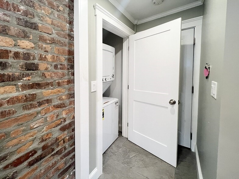 Building Photo - 151 Orleans St