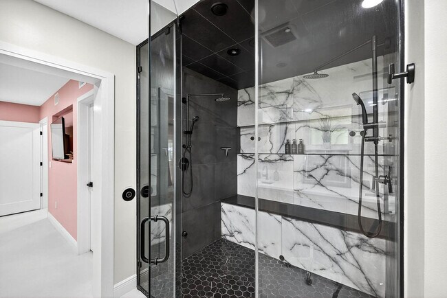 Building Photo - 319 Brentwood Dr