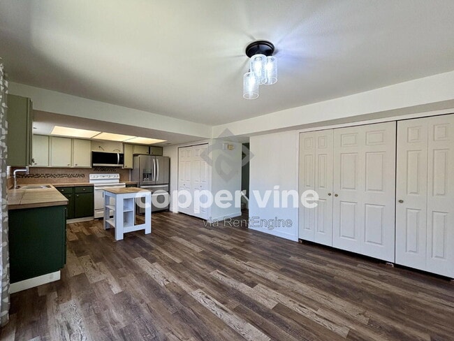 Building Photo - 8748 Mariposa St