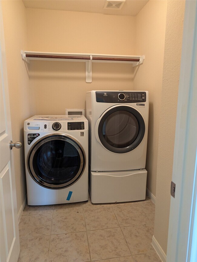 Building Photo - 1127 Honeysuckle Vine Dr