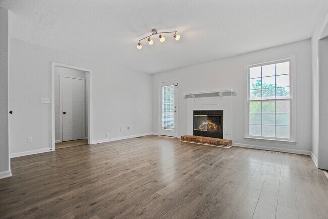 Building Photo - Pet Friendly Three Bedroom!