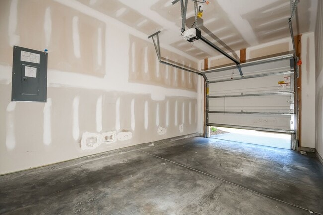 Building Photo - 438 Trotters Ln
