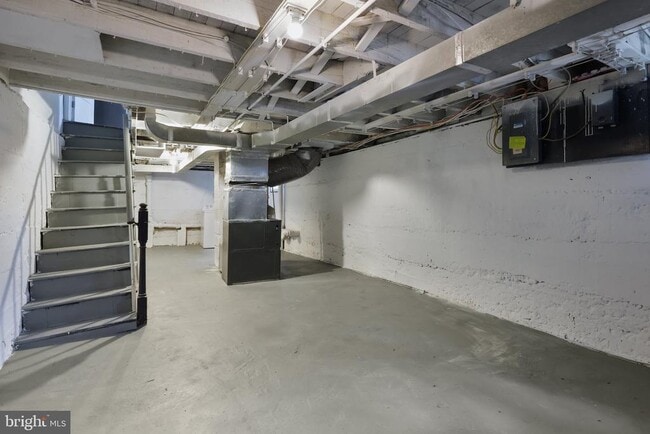 Building Photo - 34 E Hendrickson Ave