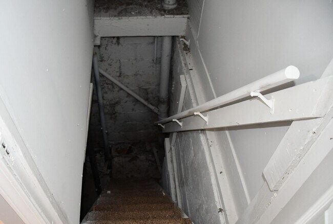 Building Photo - NEW LISTING!! 3 Bedroom House