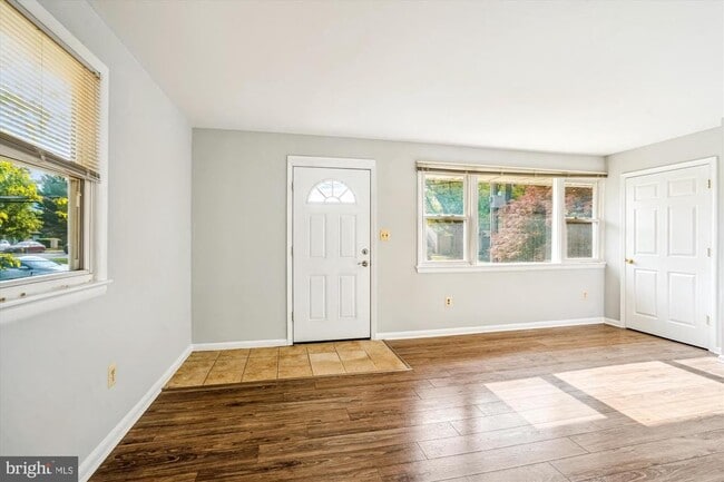 Building Photo - 224 N Van Buren St