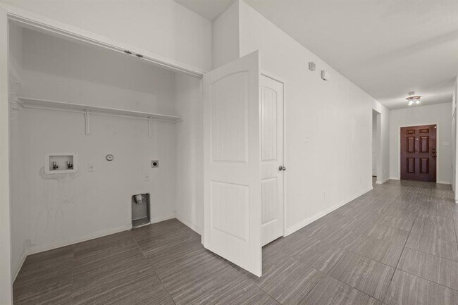 Building Photo - 604 Palmilla St