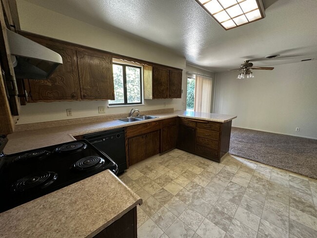 Building Photo - South Redding Home