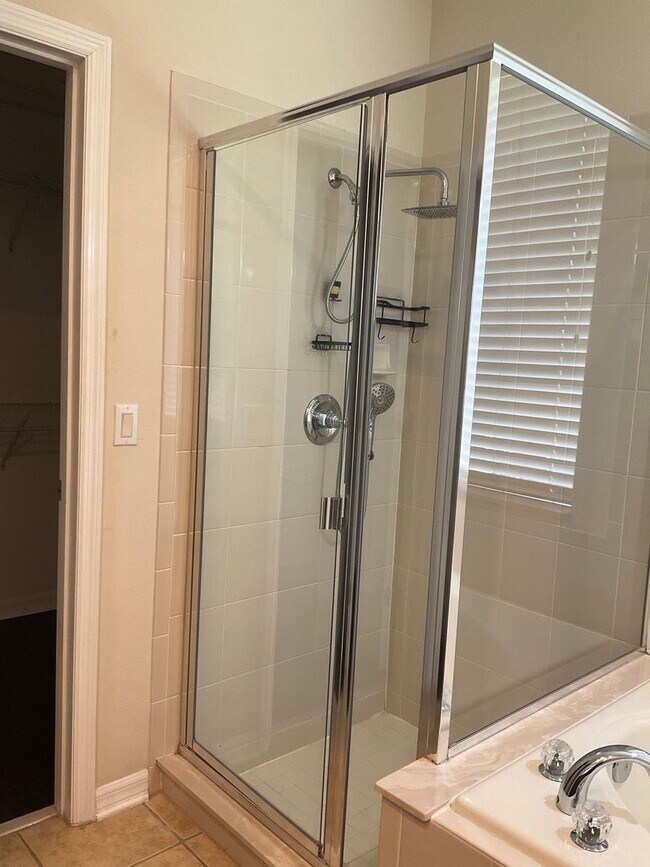 Building Photo - Single family home with 3 bedrooms, 2.5 ba...