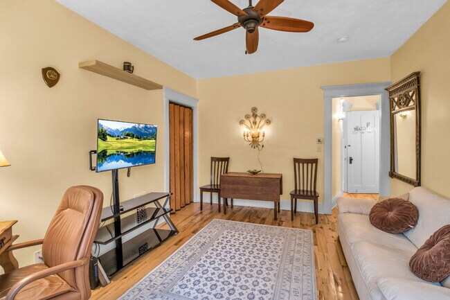 Building Photo - Furnished 1-Bedroom Apartment on Glendale Pl