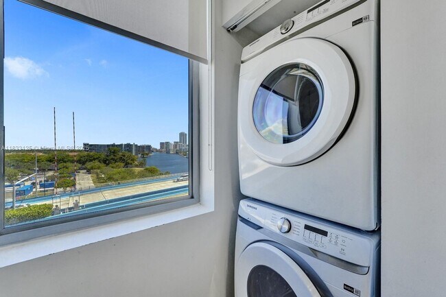 Building Photo - 2600 E Hallandale Beach Blvd