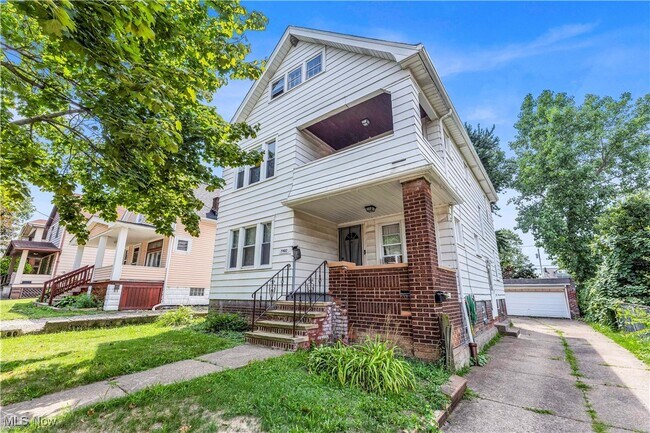 Building Photo - 7902 Rosewood Ave