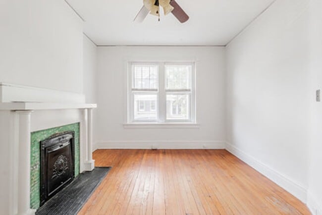 Building Photo - Great Fan Rowhouse!!
