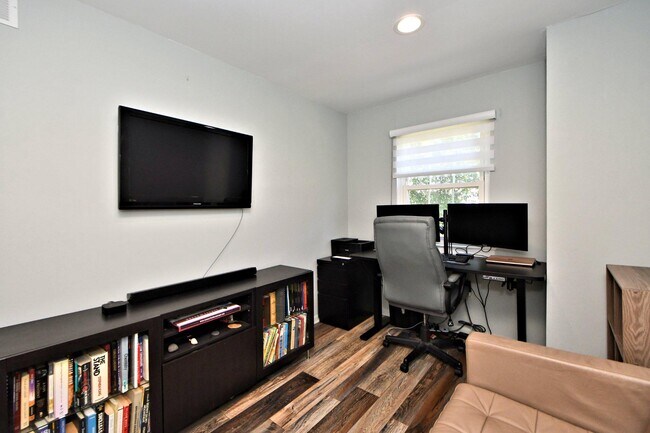 Building Photo - 615 Piedmont Ct