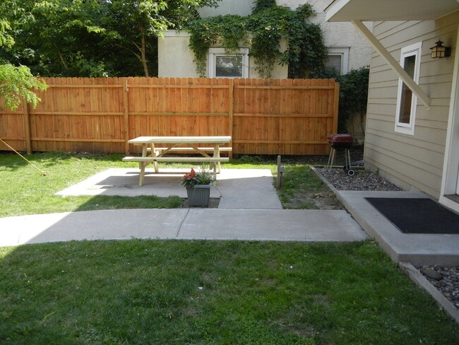 Building Photo - Charming 4-Bed Oasis with Granite Touches & Hardwood Elegance in Minneapolis!