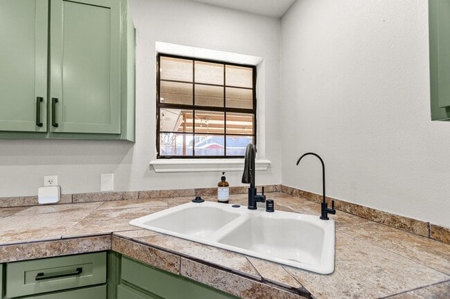 Building Photo - 3701 Oakmont Dr