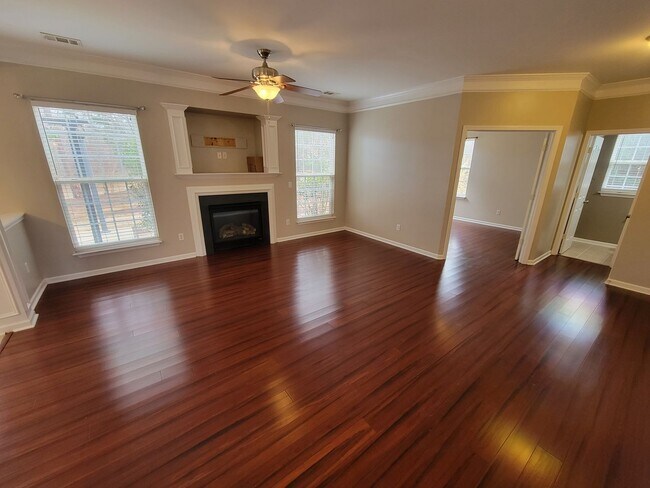 Building Photo - 4 Bedroom, 2.5 Bath Home Available in Hammett Grove Neighborhood