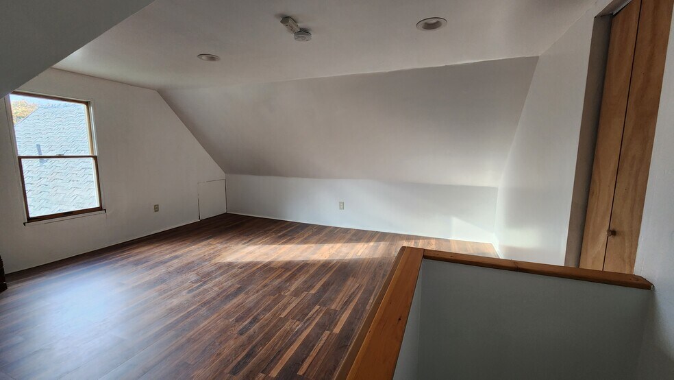 Building Photo - 519 Swan St