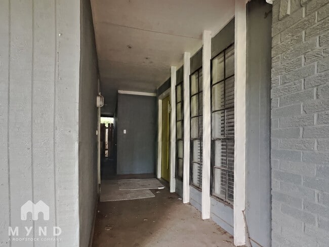Building Photo - 1010 N Meadows Dr