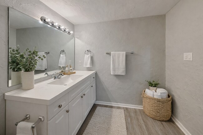 Building Photo - 3BR/2BA Pet-Friendly Home in Westworth Village | Fenced Yard & Garage