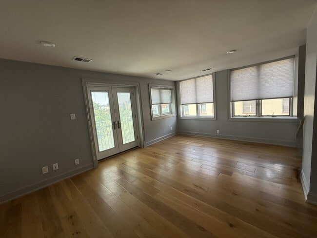 Building Photo - 2100 Newport Pl NW