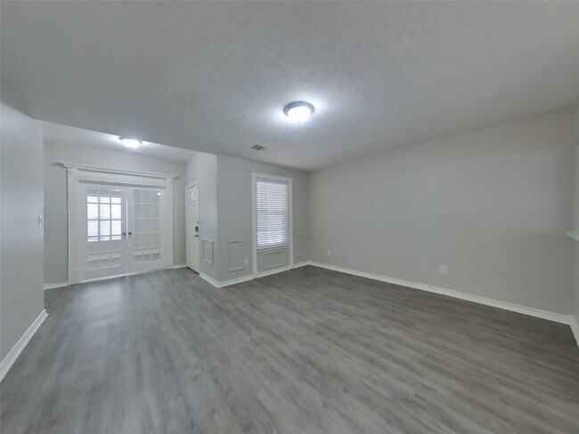 Building Photo - 729 Forest Ln Dr