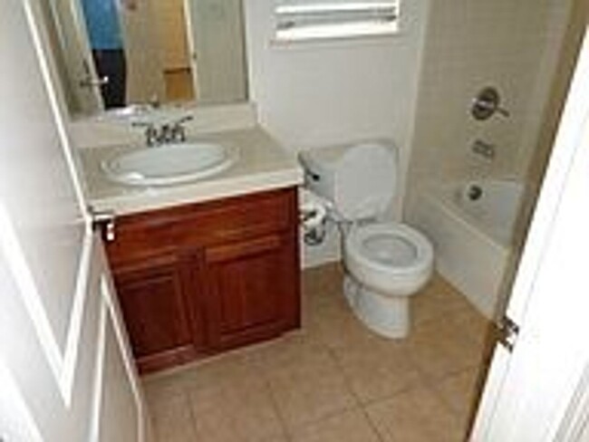 Building Photo - Nice 4 bedroom home located near Franklin ...