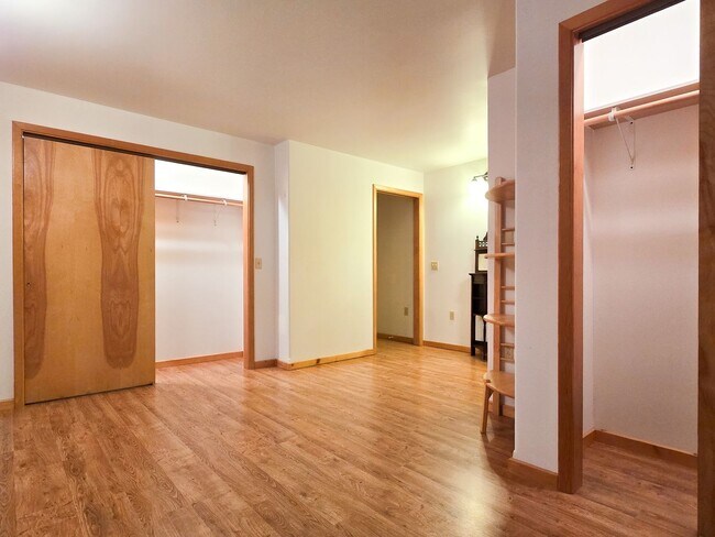 Building Photo - 3BR/3BA Home on 1.9 Acres – Garage & Pet F...