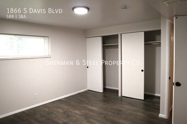 Building Photo - 1866 S Davis Blvd