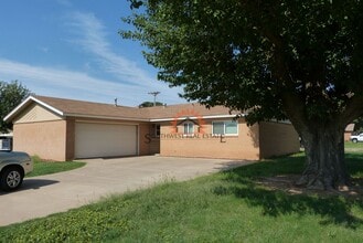Building Photo - Lovely 3 bedroom 2 bath brick home.