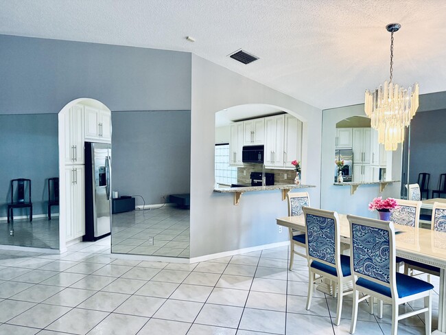 Building Photo - 10921 Royal Caribbean Cir