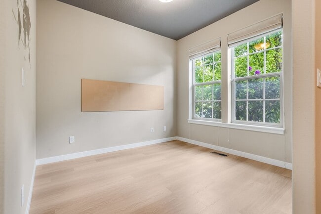 Building Photo - Beautiful 3 bed, 2.5 bath rental home in O...