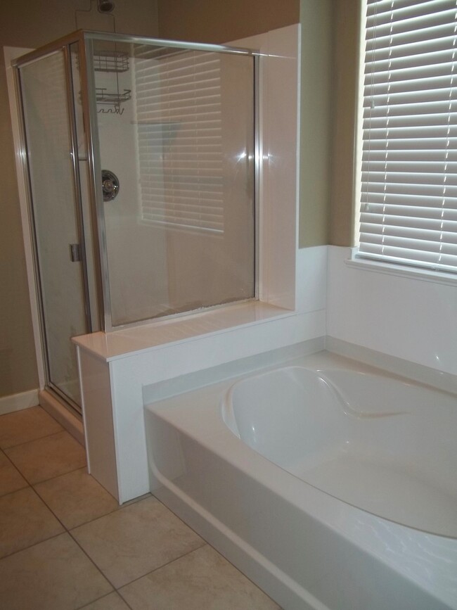 Building Photo - Beautiful Home in Gated Community