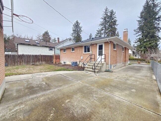 Building Photo - $2,300 - 3 Bed / 2 Bath Rancher Home in Perry District