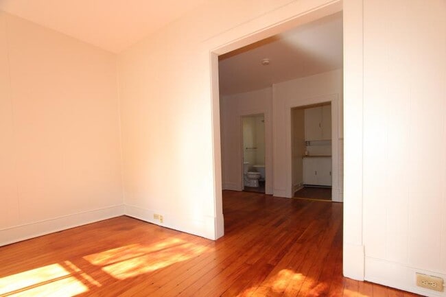 Building Photo - 14 Crombie St
