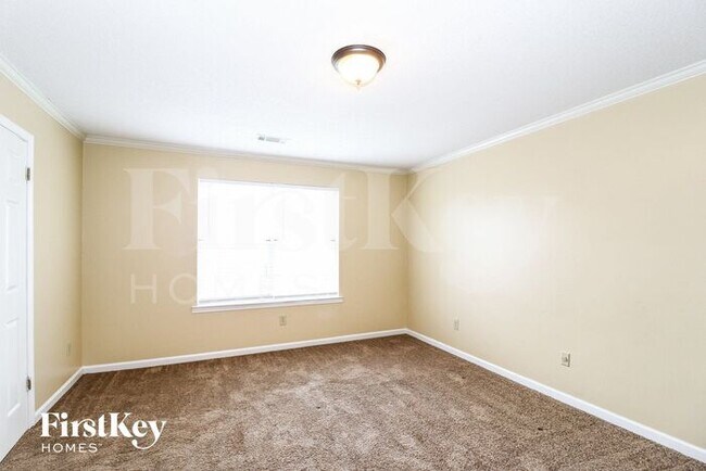 Building Photo - 700 Walnut Woods Cove S