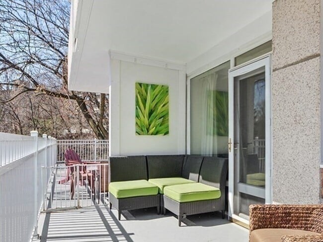 Building Photo - 100 Marion St