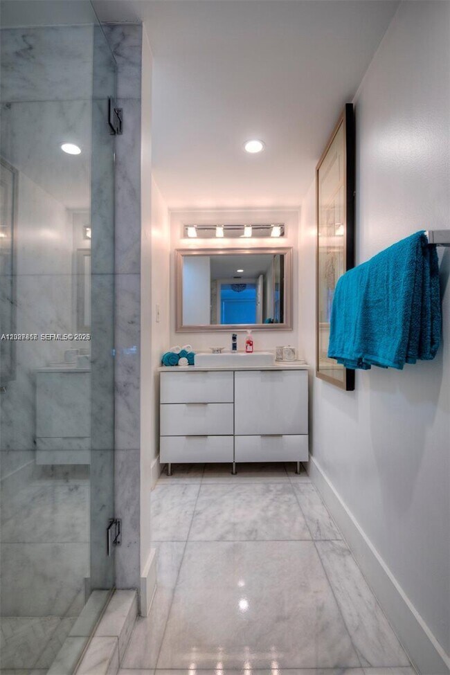 Building Photo - 2555 Collins Ave