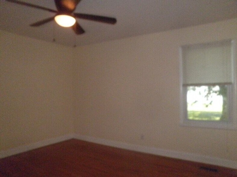 Building Photo - 824 Chambers Dr NE