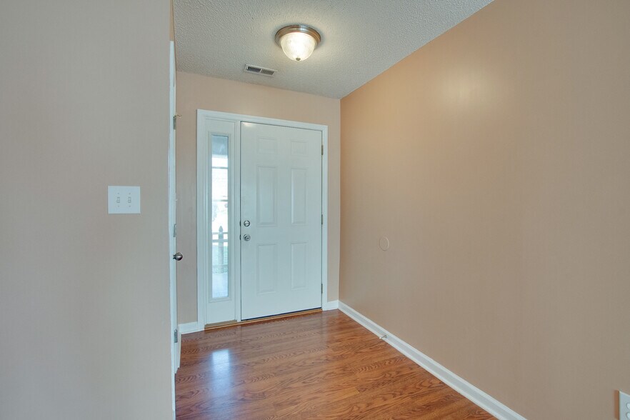 Front Entry - 104 Willow Green Dr