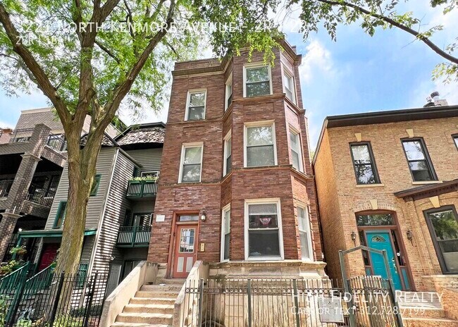 Primary Photo - 3221 N Kenmore Ave