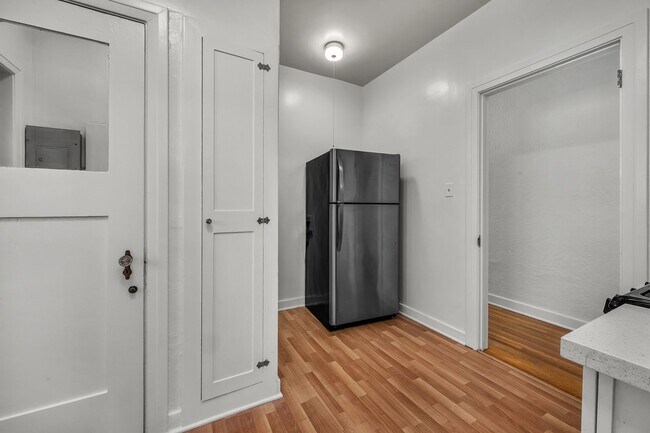 Building Photo - Large 2 bedroom unit