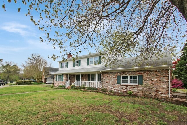 Building Photo - 427 Elizabeth Lake Dr