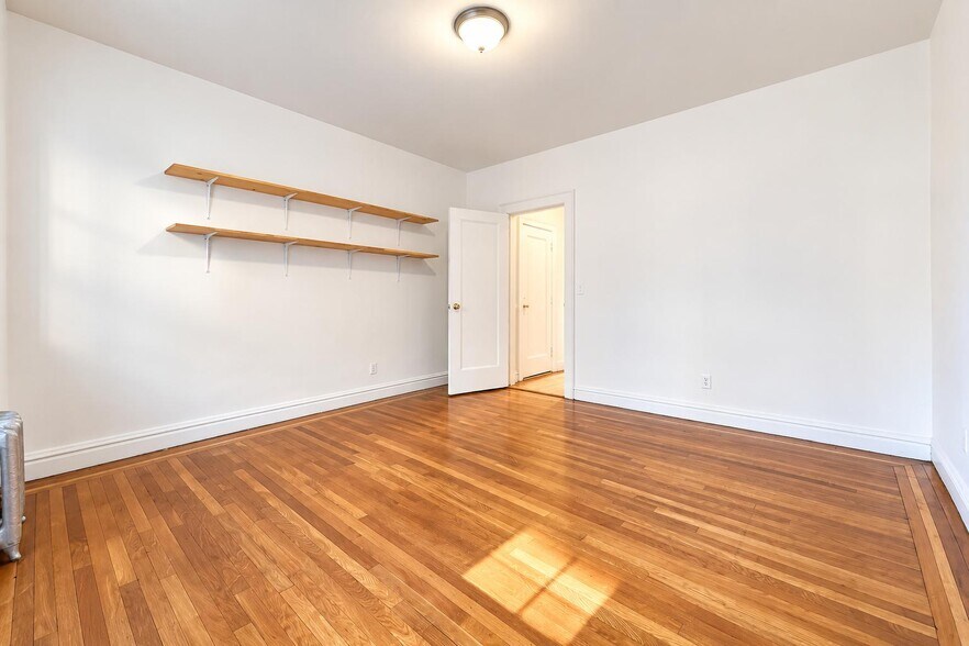 Building Photo - 850 W 176th St