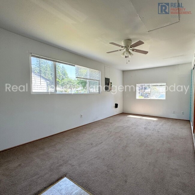 Building Photo - Charming 3 Bedroom Rambler!