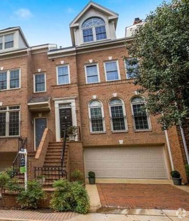 Building Photo - Large Townhouse 3 Bedroom 2 Full Baths and...