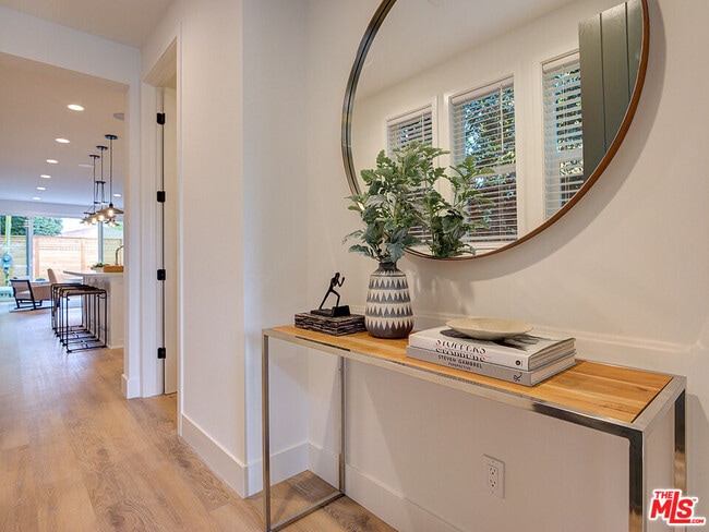 Building Photo - 1419 S Sierra Bonita Ave