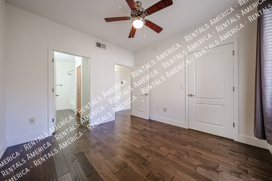 Building Photo - 5302 E Van Buren St