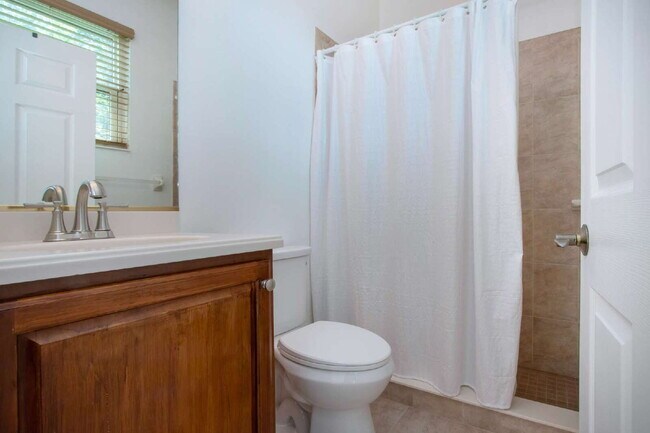 Building Photo - Luxurious Lakefront Living: Spacious 4-Bedroom Home with Pool and Guest Suite in Lakewood Ranch