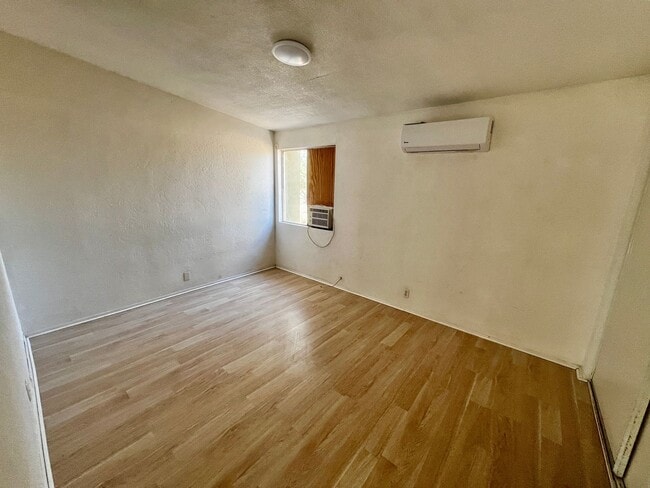 Building Photo - 2 Bedroom 1 Bath - Clean and Close To 29 Palms Marine Base